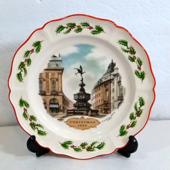 Vintage Wedgwood Queen's Ware Christmas Plates Paintings by Alan Price Set of 4 - Picture 10 of 14